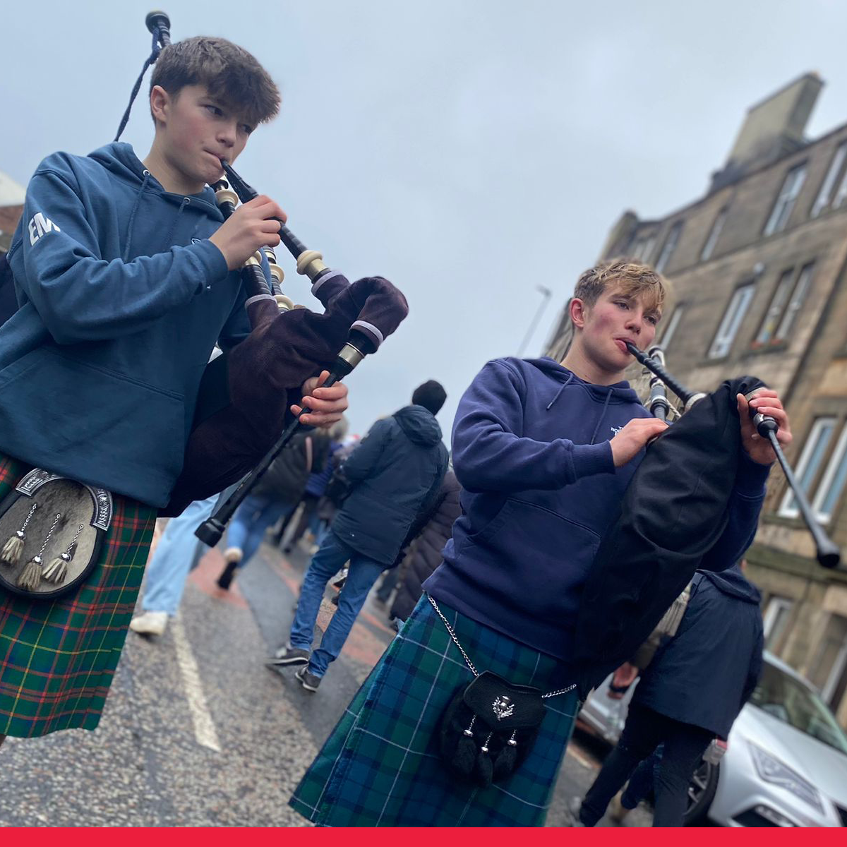 jeunes ecossais jouant de la cornemuse apperçus lors du séjour à edimbourg